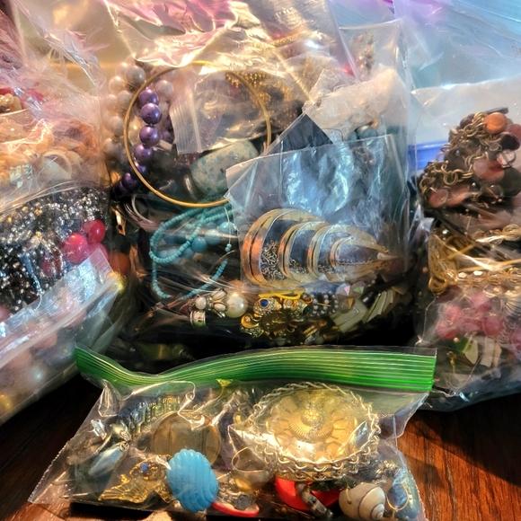 Mystery costume jewelry - Picture 1 of 13